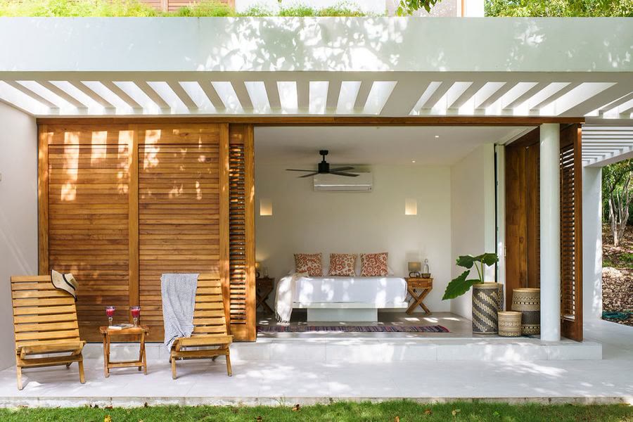 Chambre de villa ouvrant sur un patio ombragé