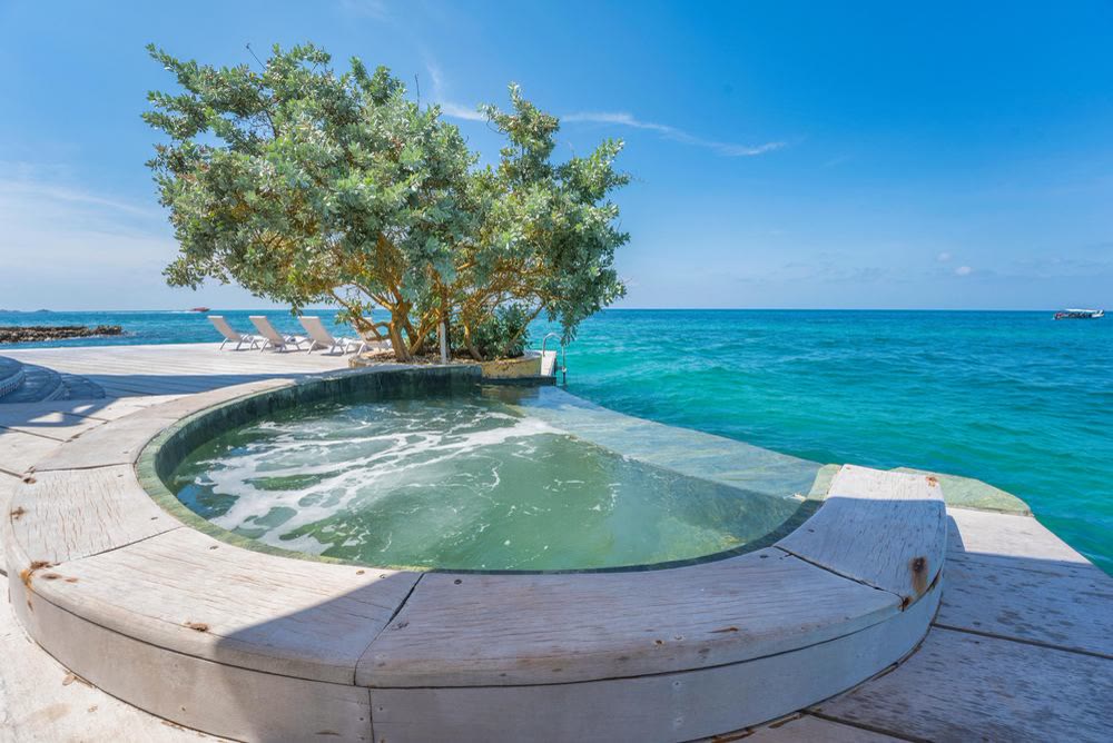 Jacuzzi face à la mer sur la terrasse d'une villa insulaire privée