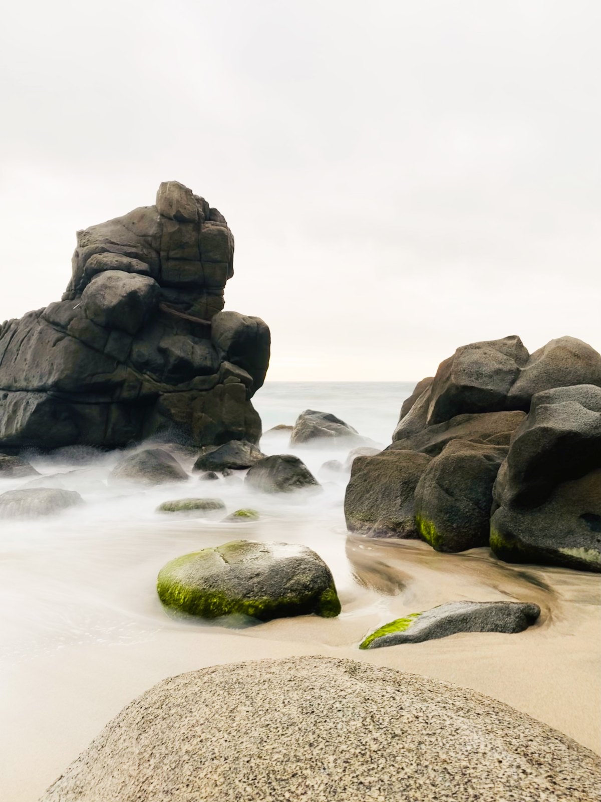 Rochers de granit sur une plage de Tayrona