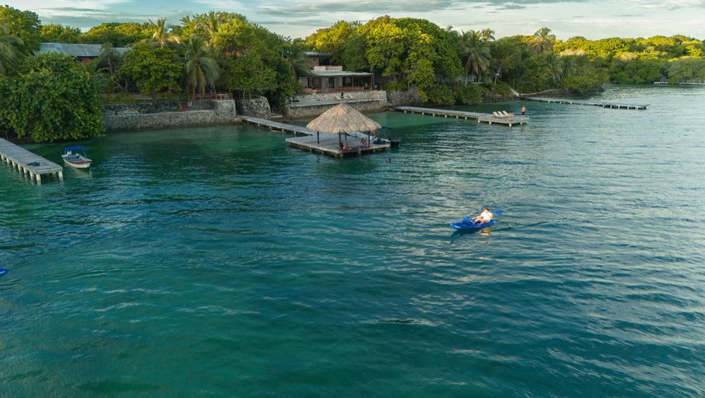 Villa insulaire entourée de la mer des Caraïbes