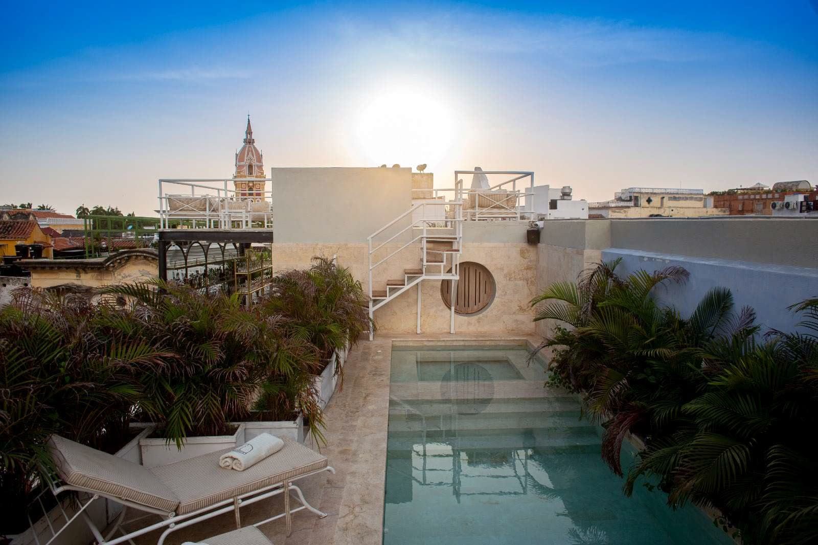 Piscine sur un toit avec vue sur le centre historique de Carthagène