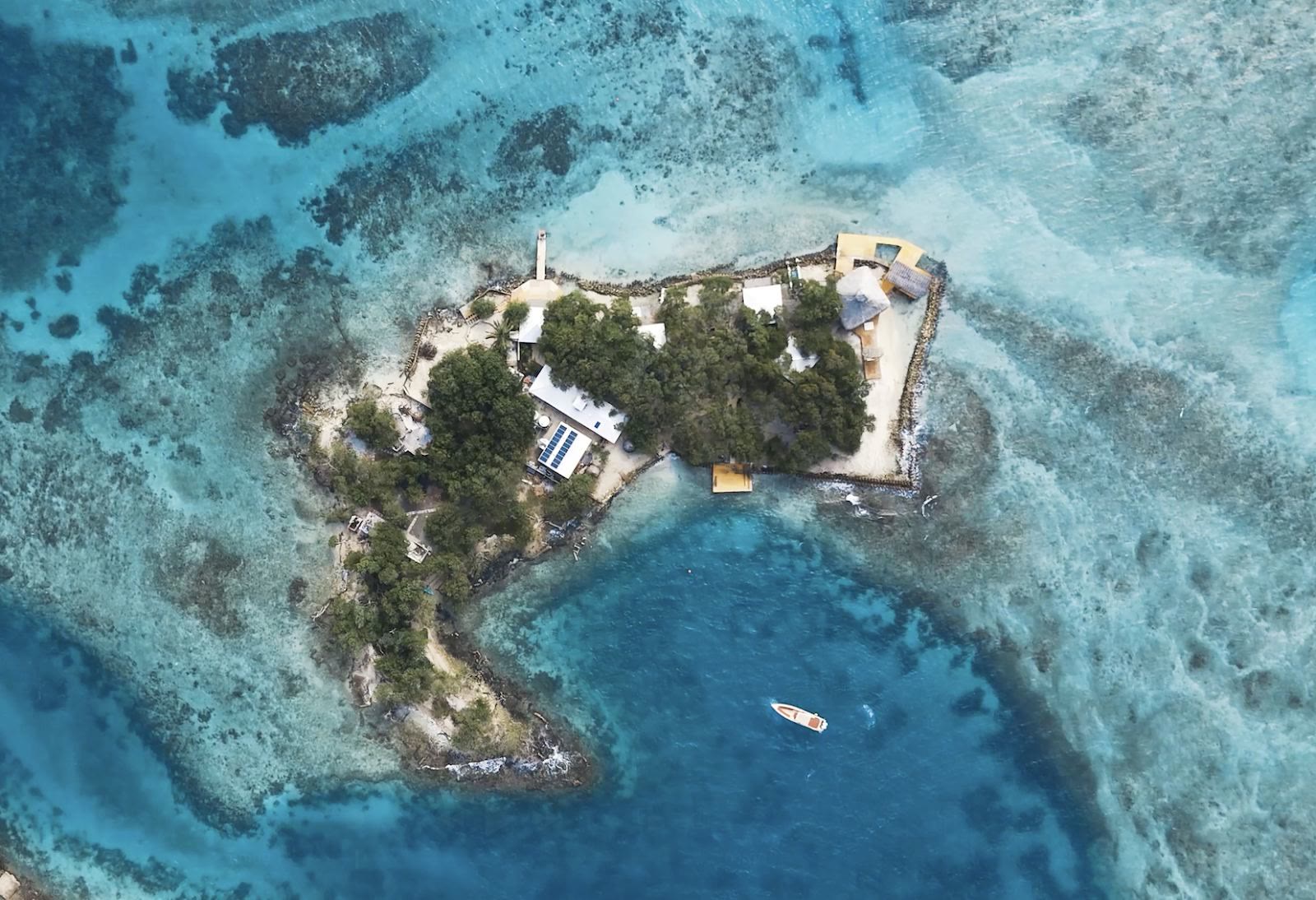 Vue aérienne d'une île privée et de sa villa au bord de l'eau