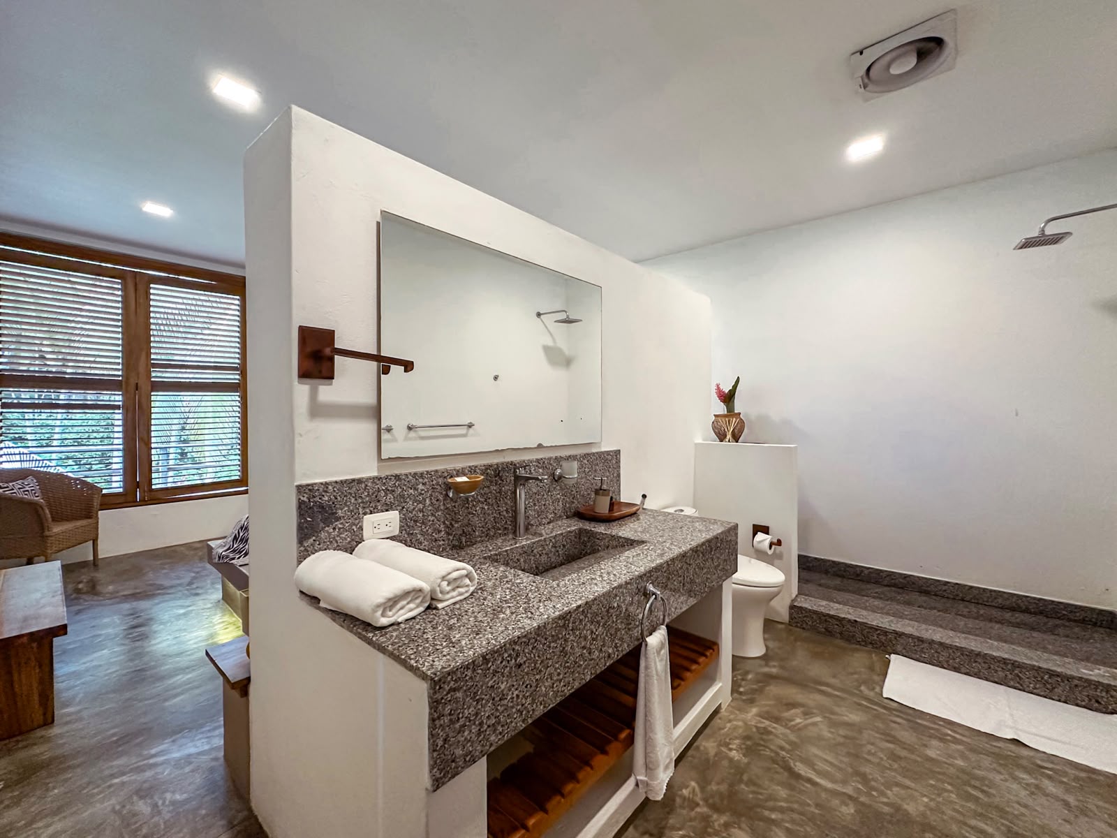 Stone-finished bathroom