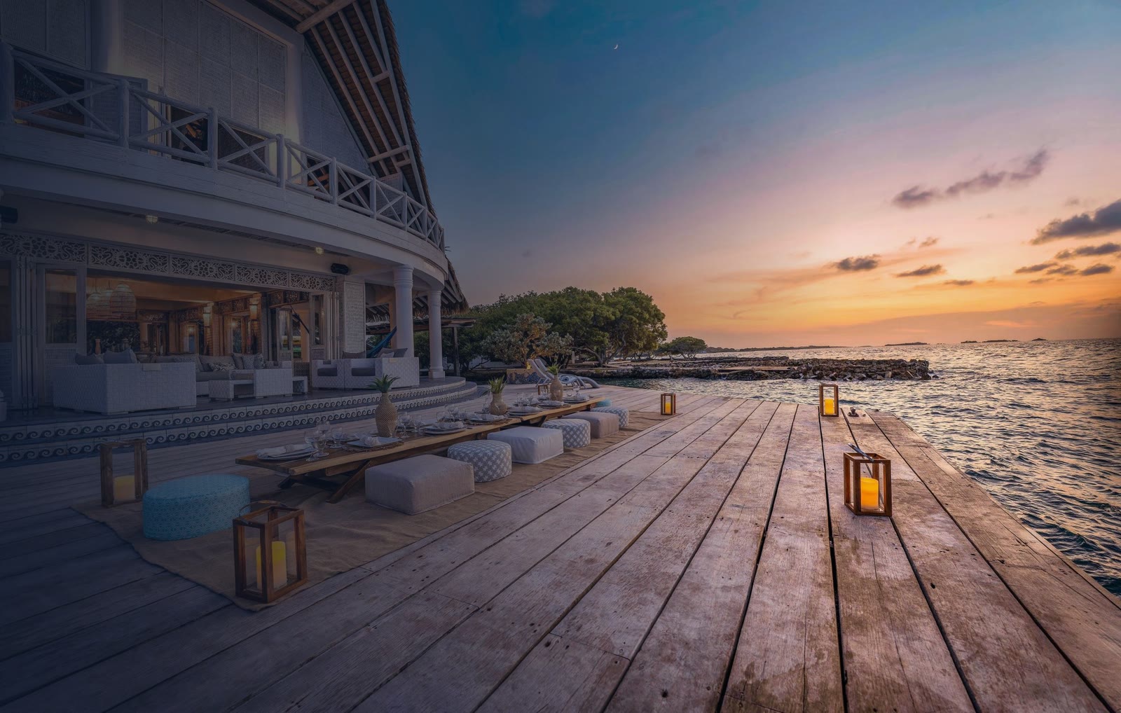 Terrasse d'une villa privée insulaire au coucher du soleil