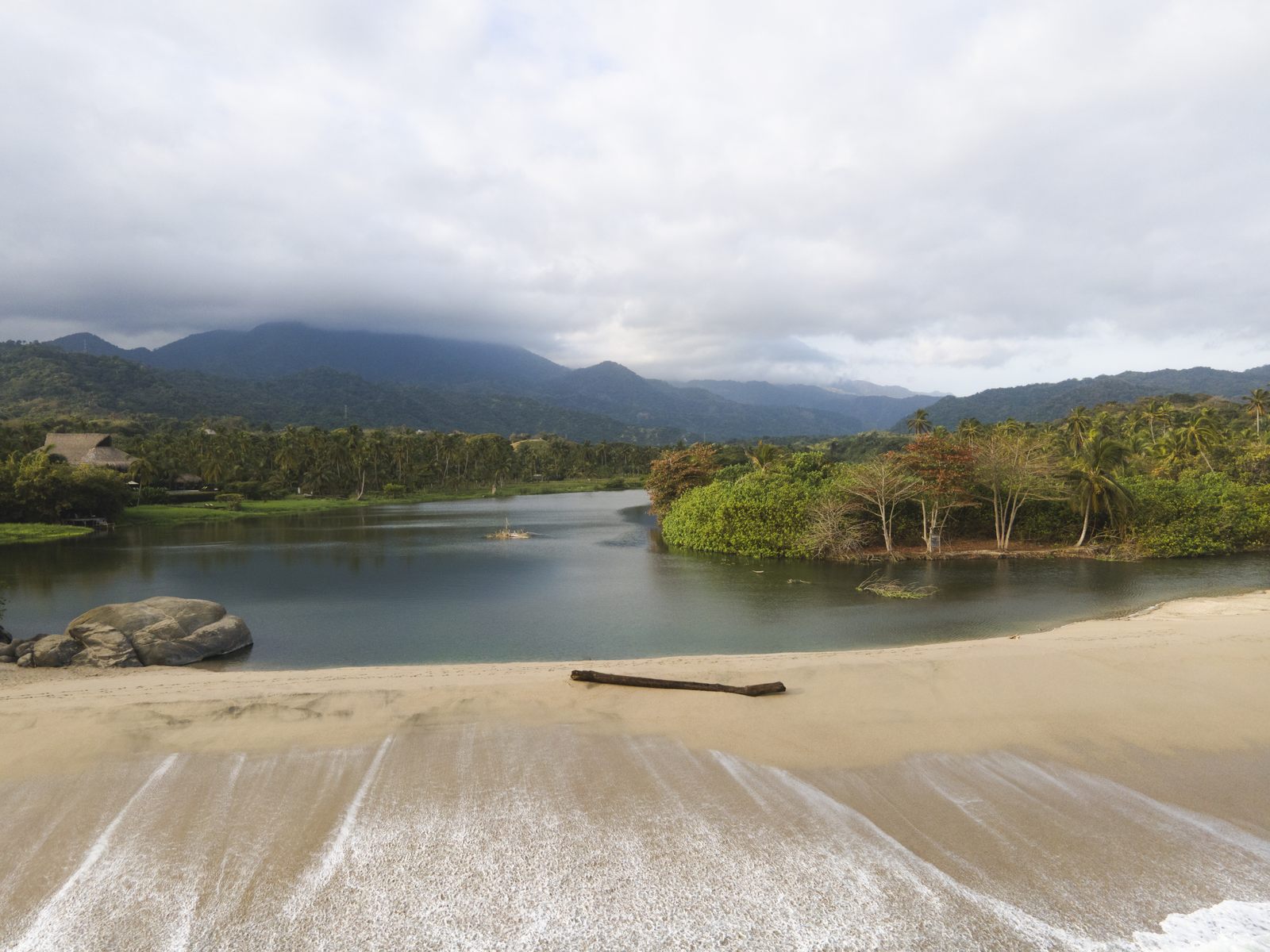 Plage à l'embouchure du Río Piedra