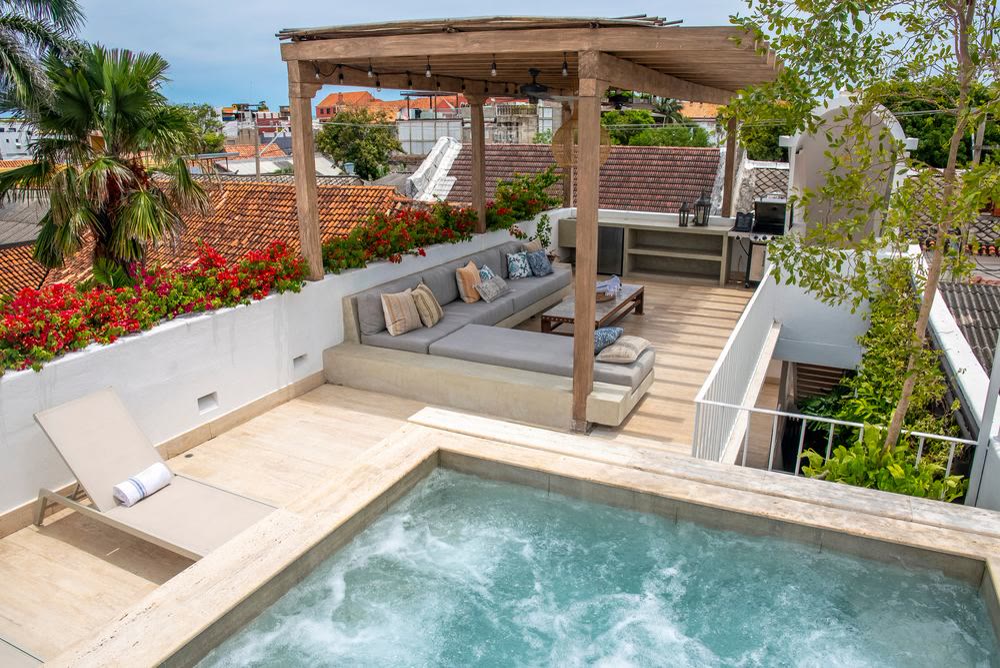 Piscine privée sur le toit d'une villa coloniale