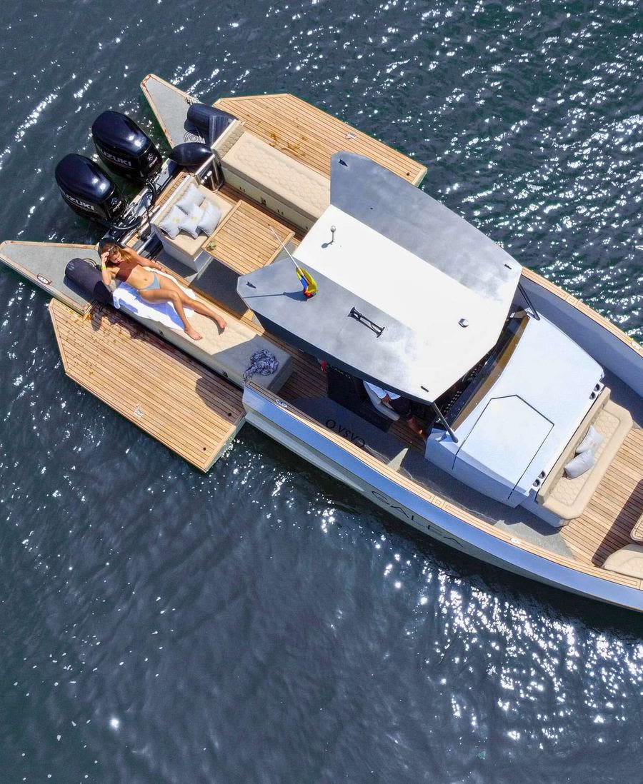 Bateau privé traversant la mer des Caraïbes
